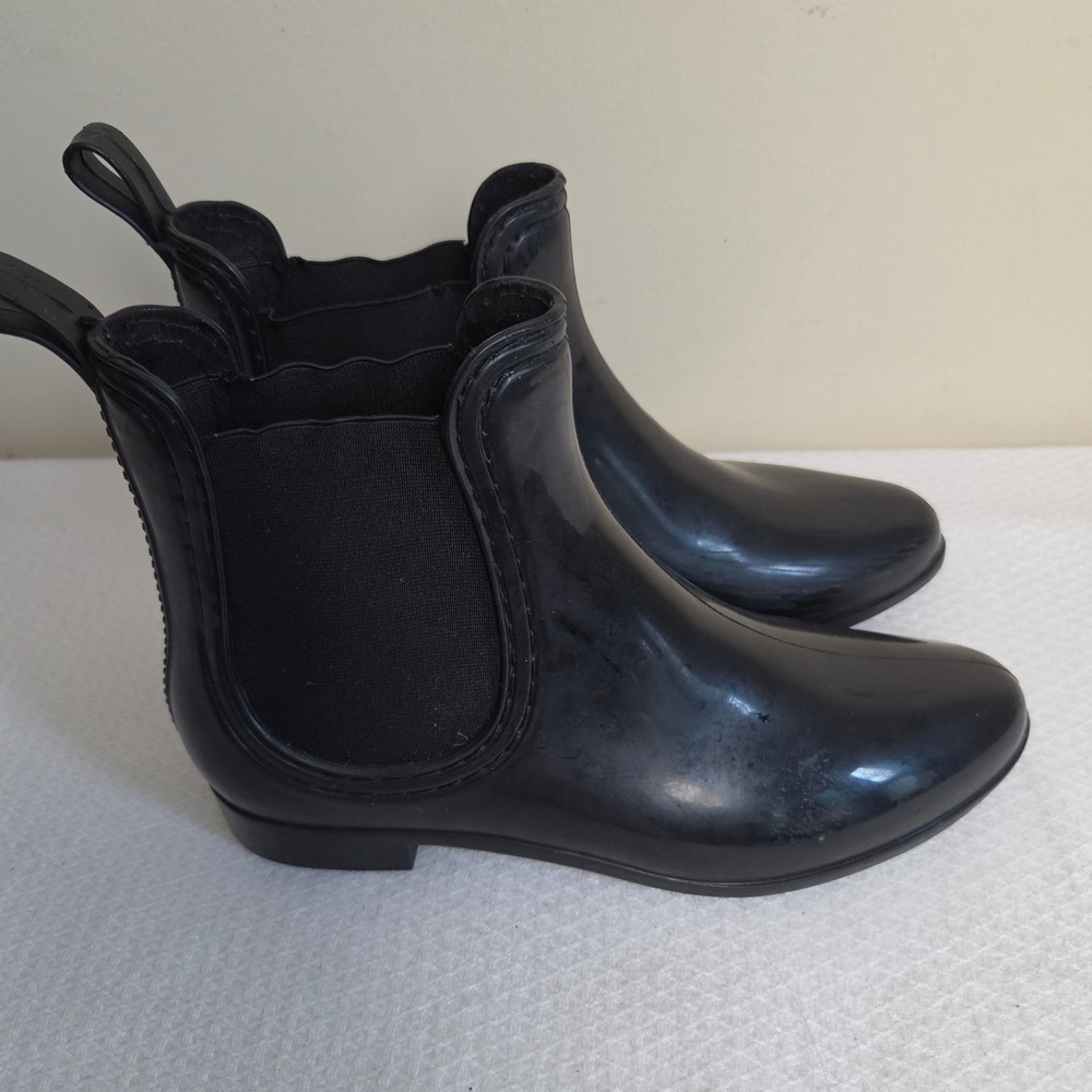 Womens Black Glossy Chelsea Rain Boots Ankle Length Scalloped Trim Size 9